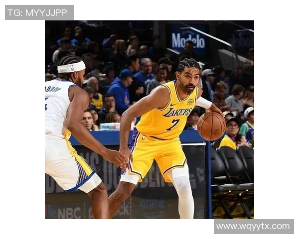 勇士与湖人激战正酣客队主队争夺季后赛席位的关键之战